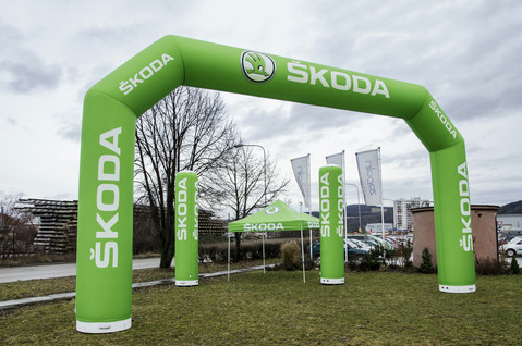 3-15m Customized Inflatable Arch The Perfect Gateway for Marathon Competitions Night Runs and Fluorescent Events